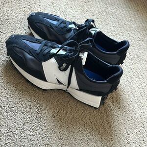 New Balance Fig 327 size 9